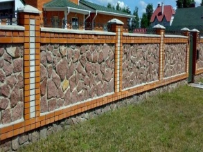 Кирпичный забор с камнем 12 метров фото в Сергиевом Посаде