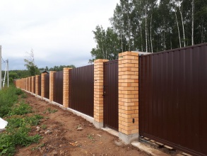 Кирпичный забор на ленточном фундаменте 12 метров фото в Сергиевом Посаде