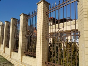 Кирпичный забор с ковкой  10 метров фото в Сергиевом Посаде